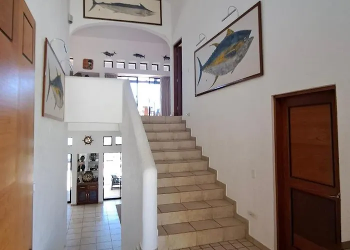 Lujosa Casa A La Orilla Del Mar Y Espectacular Vista